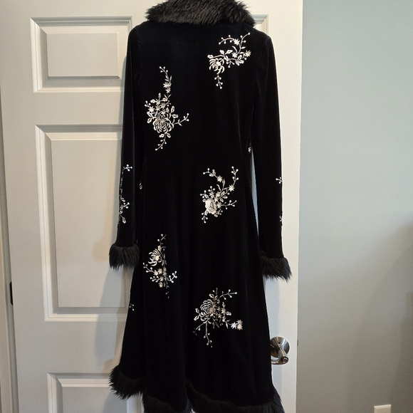 White House Black Market XS fur coat - Picture 9 of 9